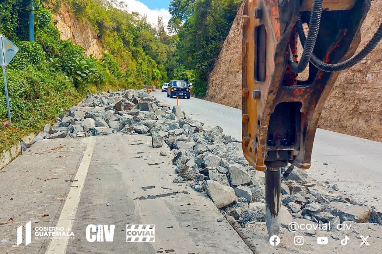 Unidad Ejecutora de Conservación Vial (Covial) sigue trabajando en el kilómetro 37 de la bajada de Las Cañas. / Foto: CIV.