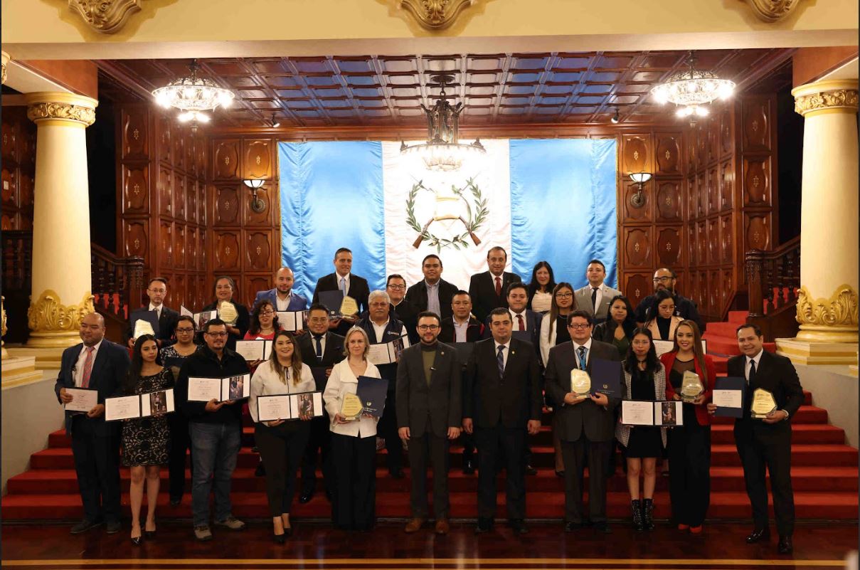 Ejecutivo entrega reconocimientos a periodistas por su desatacada labor informativa
