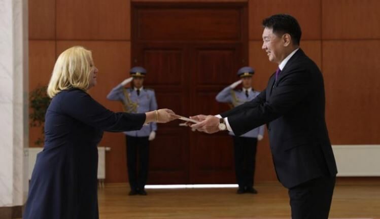 Embajadora de Guatemala presenta cartas credenciales al presidente de Mongolia