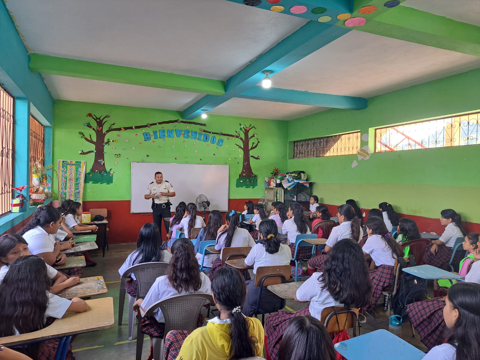 Agentes imparten charlas en escuela de San Esteban, Chiquimula