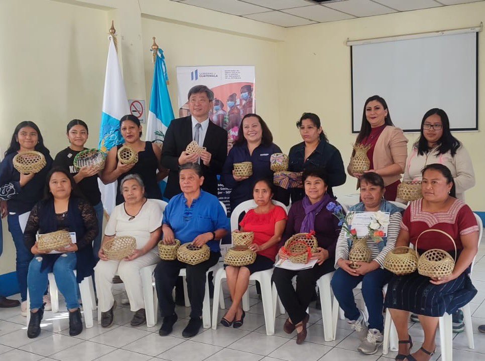 Guatemaltecas culminan capacitación sobre tejido de bambú