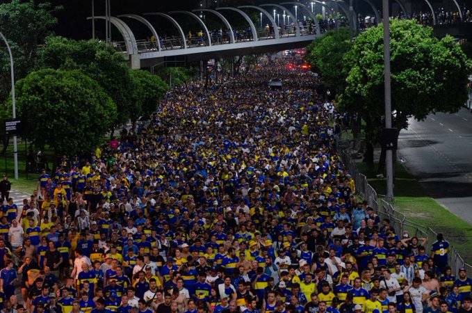 Aficionados dan ánimos a los jugadores de Boca Juniors en su retorno a Argentina