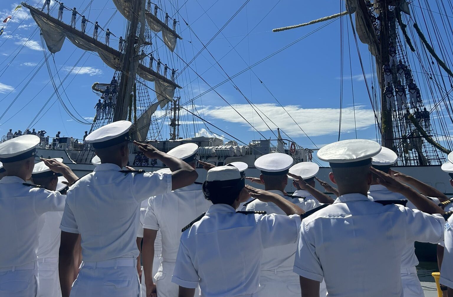 Ejército despide al buque escuela velero ARM Cuauhtémoc en puerto Quetzal