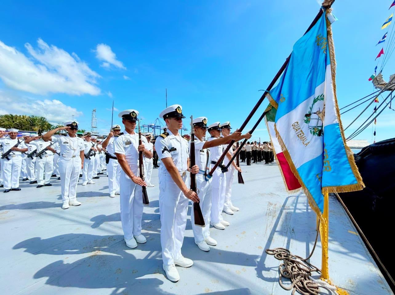 El ARM “Cuauhtémoc” de México llega a Puerto Quetzal