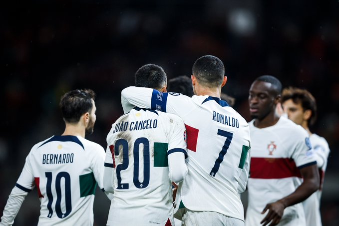 Cristiano y Cancelo desatascan una noche atípica para Portugal