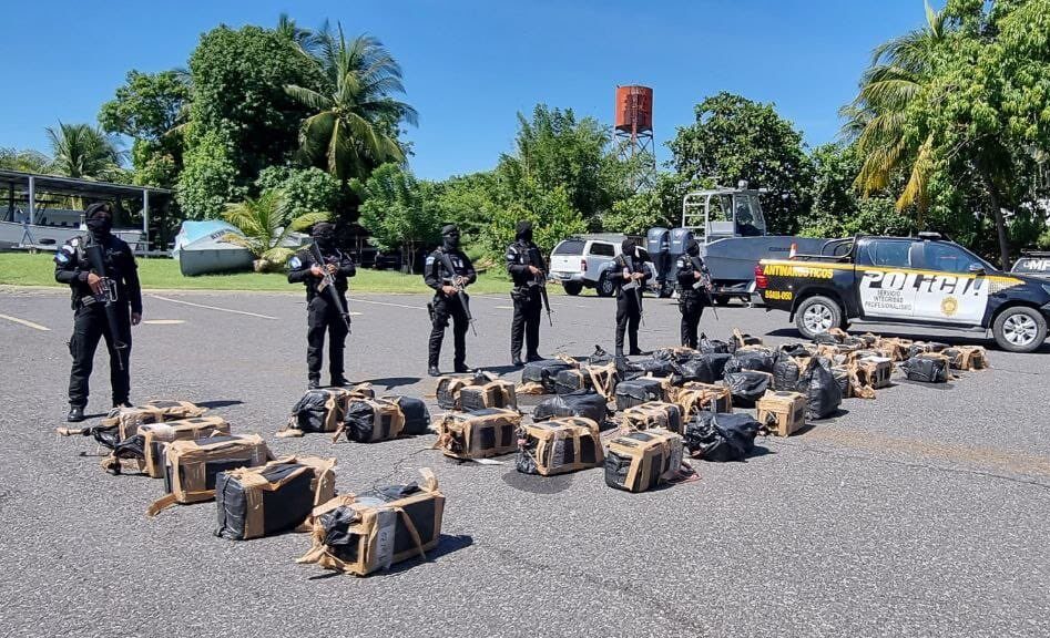 Decomisan 900 paquetes de presunta cocaína en aguas del Pacífico