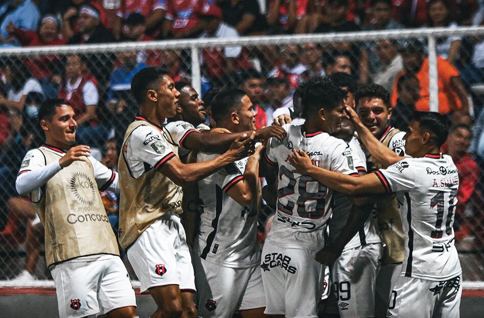 Alajuelense golea a domicilio a Real Estelí y acaricia el título