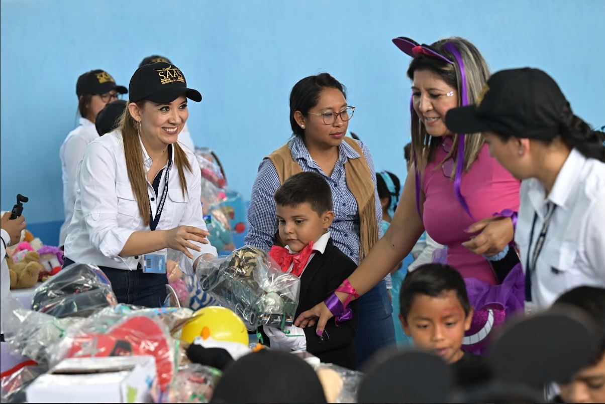 Gobierno lleva alegría a los niños cerca de las fiestas de fin de año