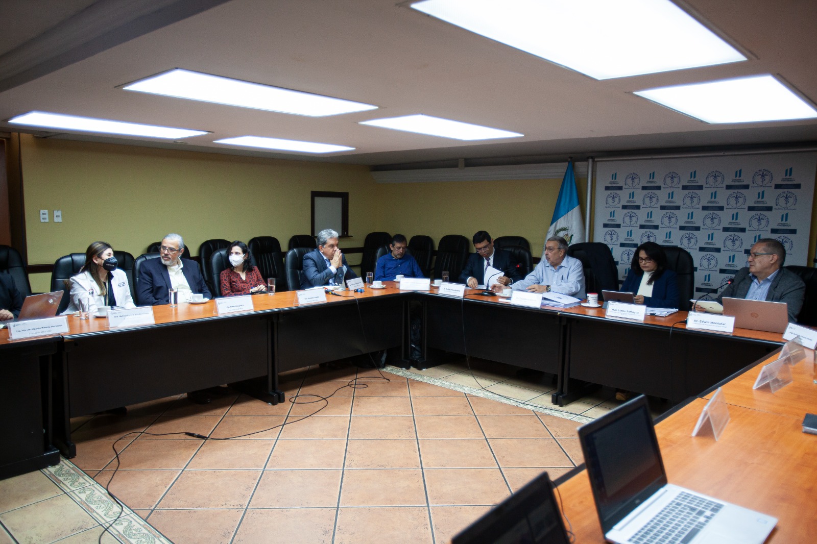 Autoridades de salud se reunieron con delegados del binomio electo. /Foto: MSPAS