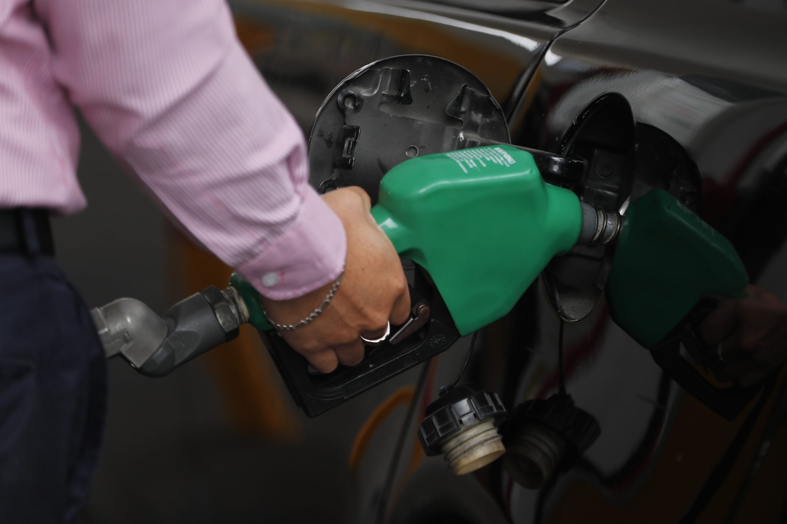 Precios de los combustibles mantienen tendencia a la baja