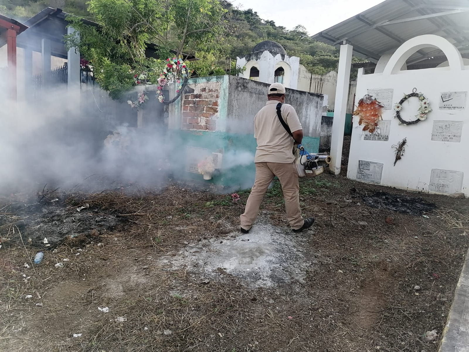 Fumigación en cementerios de Jalapa para la eliminación de zancudos. /Foto: MSPAS