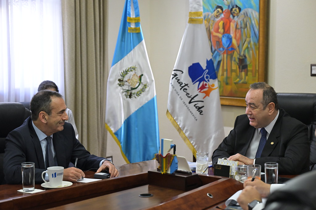 Presidente Alejandro Giammattei con el líder de la comitiva estadounidense. / Foto: SCSP.