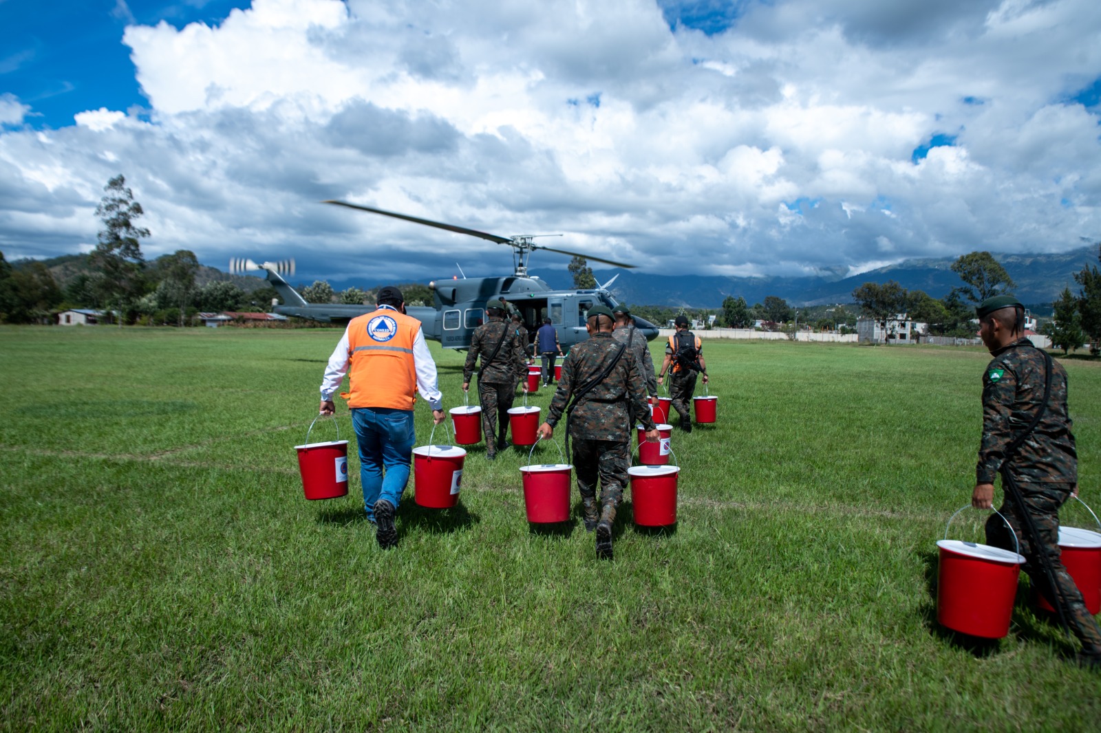 Trasladan ayuda humanitaria a comunidades afectadas por lluvias en Huehuetenango