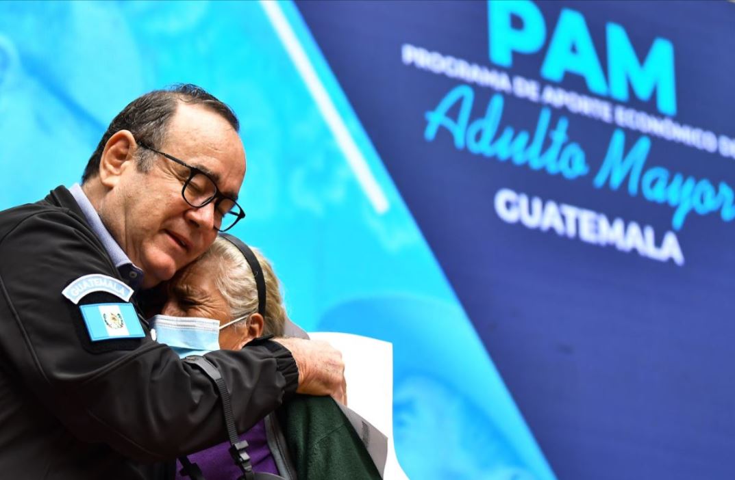 Gobierno reitera compromiso para seguir apoyando a los adultos mayores