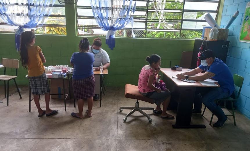 Personal de Salud brinda atención a familias en albergues habilitados en Izabal