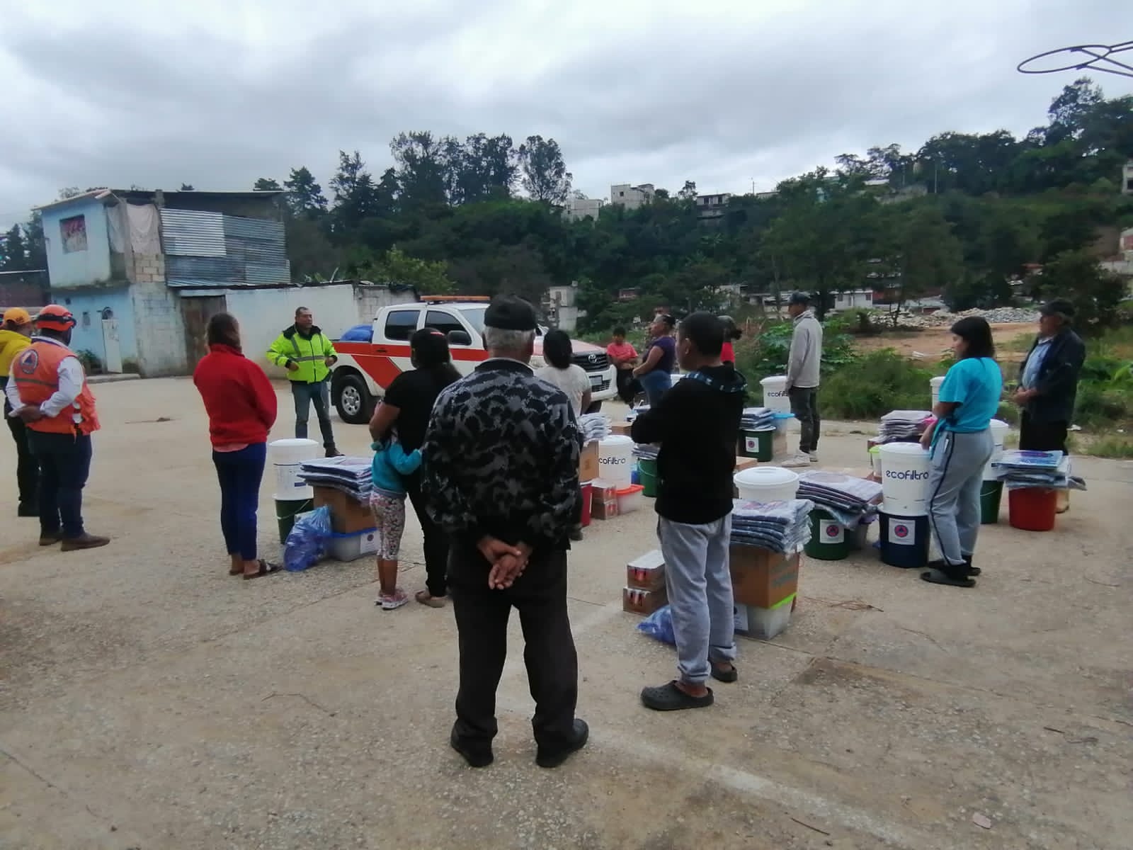 Entregan ayuda humanitaria a familias de la zona 18