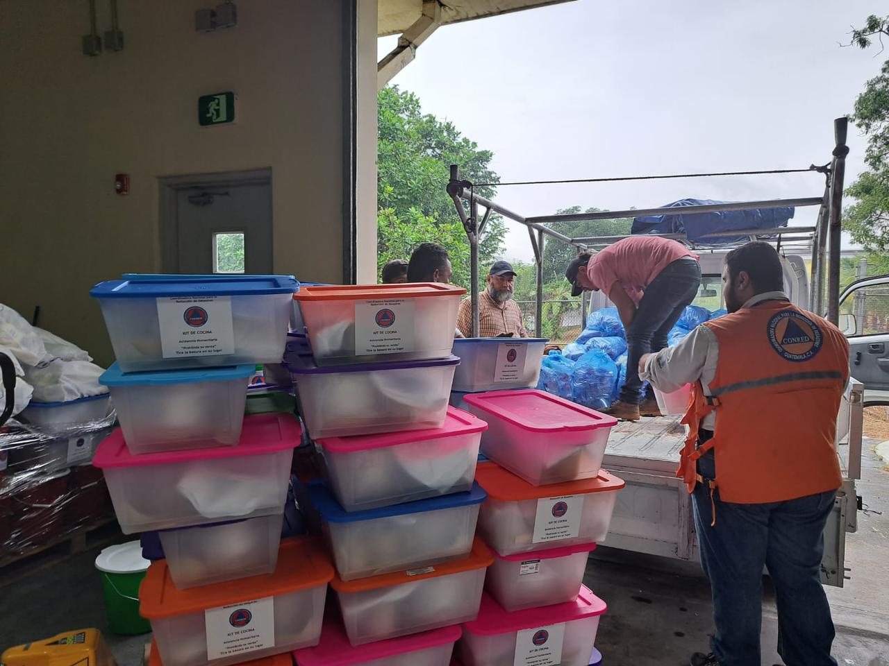 Entregan ayuda humanitaria a familias afectadas por inundaciones en Escuintla
