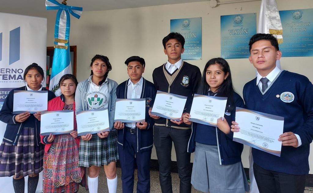 Entregan reconocimiento a estudiantes destacados en San Andrés Xecul, Totonicapán