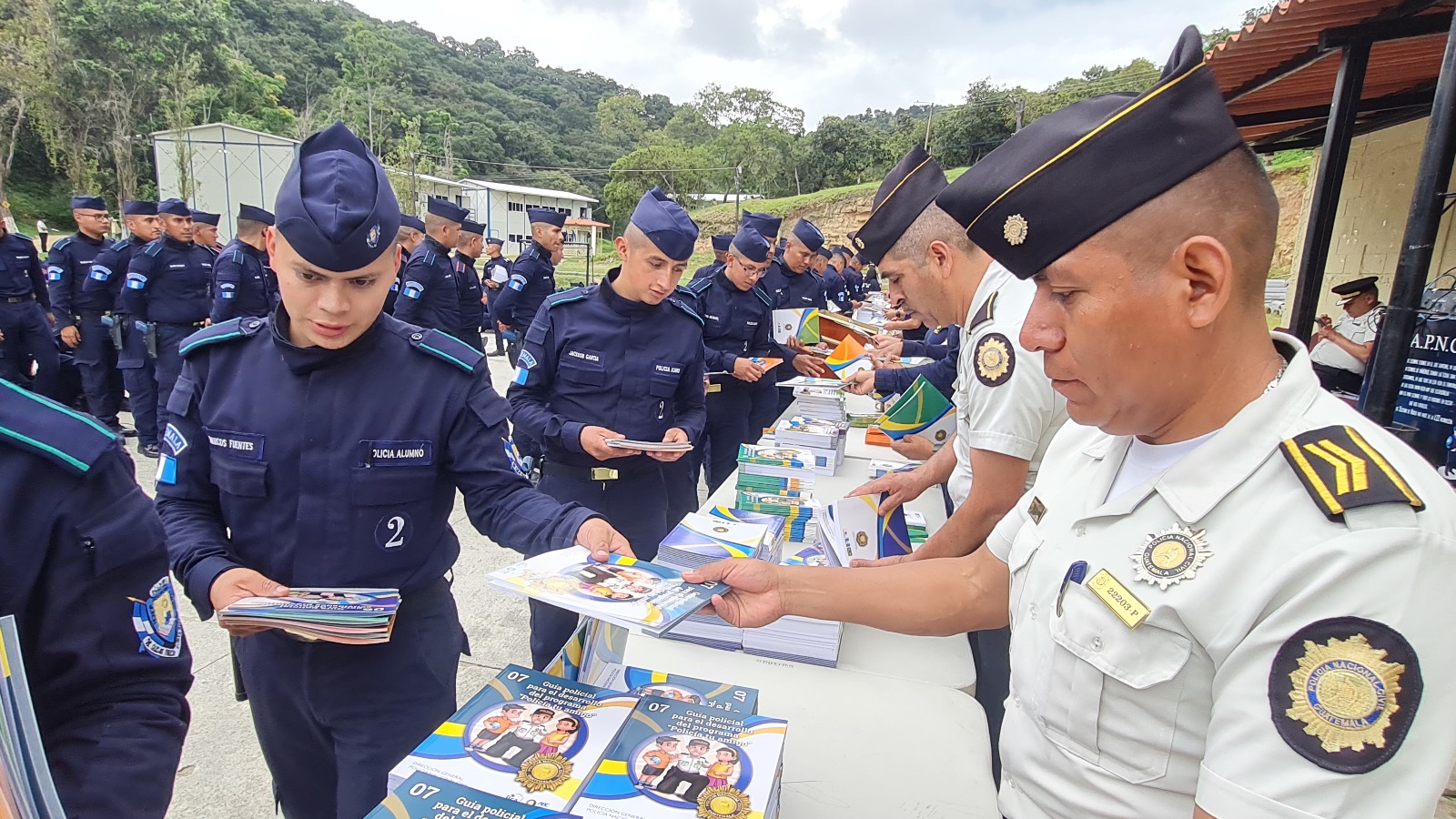 Entregan más de 4 mil guías como parte del proyecto de Policía Comunitaria