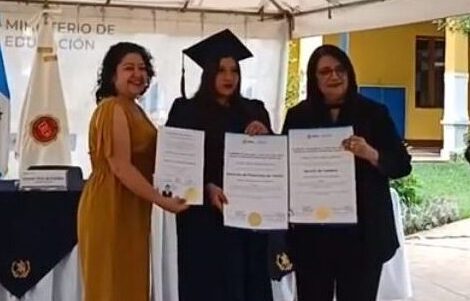 Ministra de Educación participa en graduación de estudiantes