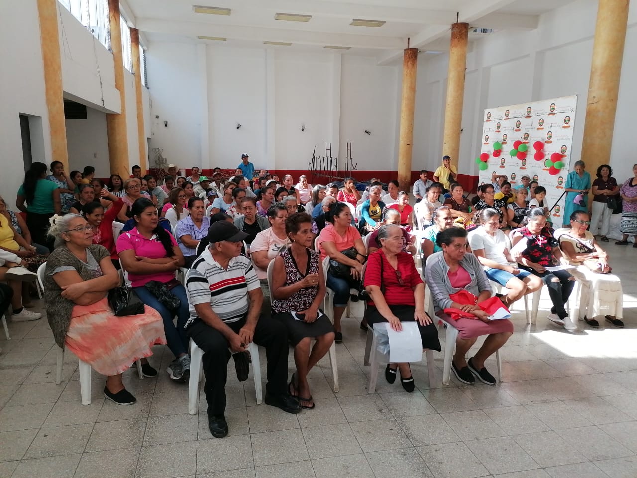 Entregan sacos de arroz a familias de Jalpatagua, Jutiapa