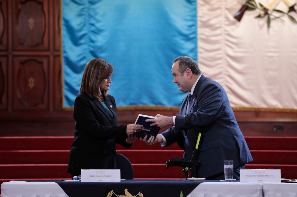 Presidente entrega Informe de Transición a autoridades electas