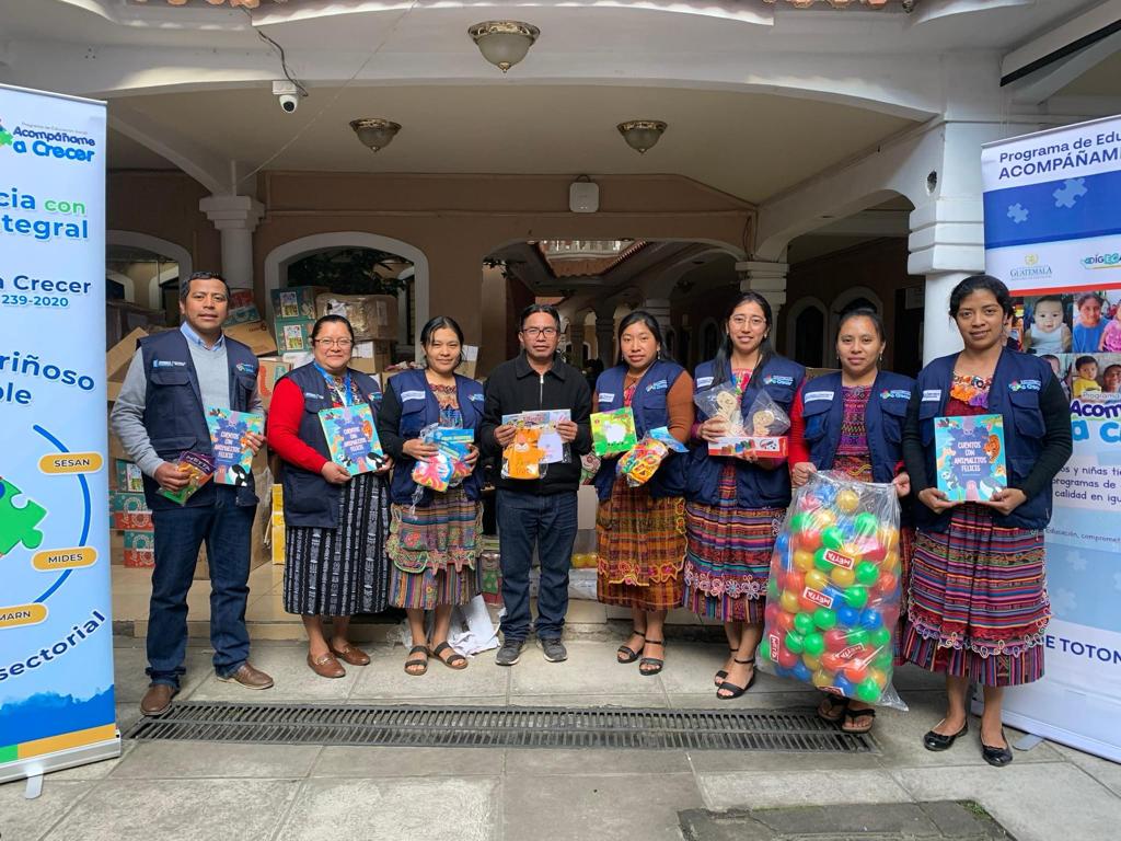 Reconocen el trabajo de los gestores del programa Acompáñame a Crecer en Totonicapán