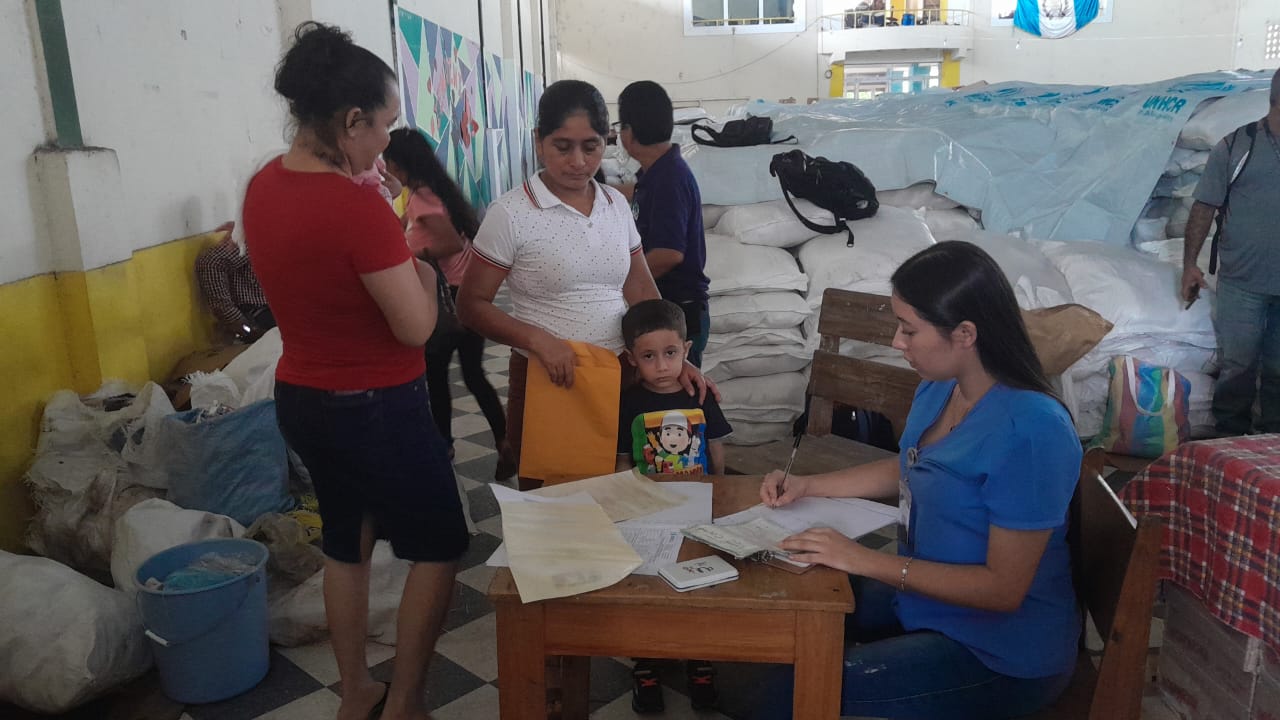 Entregan alimentos a pobladores de Morales, Izabal
