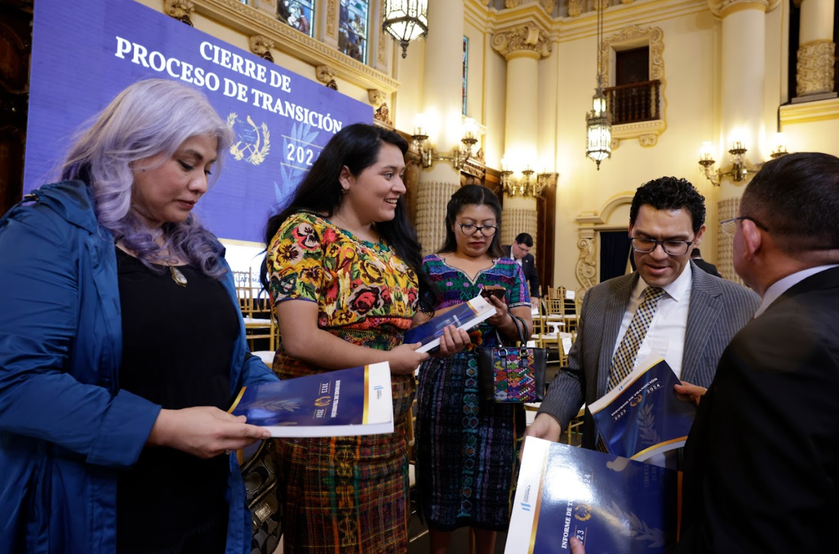 Presidente hizo entrega de varias copias del Informe de Transición a los representantes del binomio electo. / Foto: Dickéns Zamora.