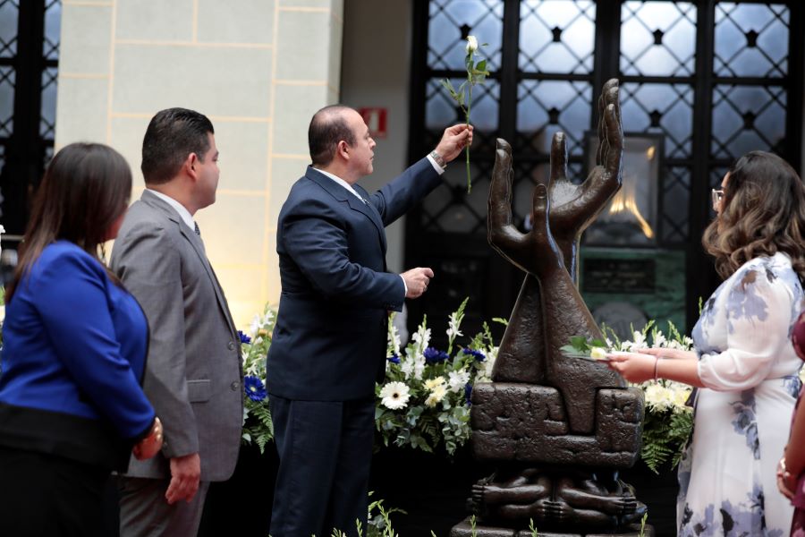 Cambio de la Rosa de la Paz precede conmemoración de la Declaración de los Derechos Humanos