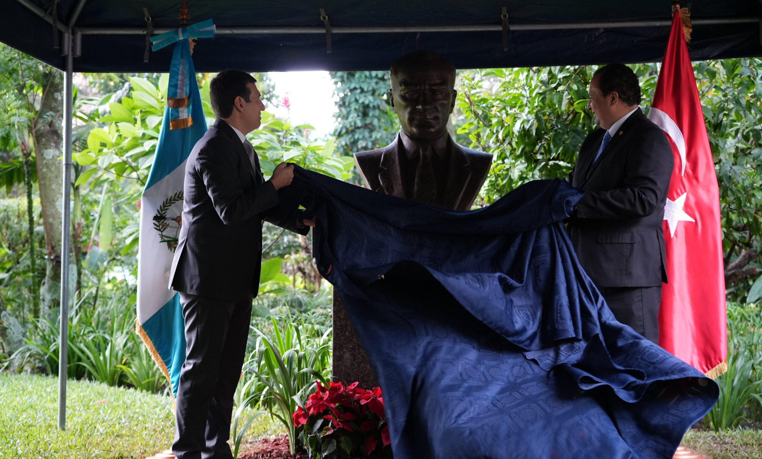 Develación de una pérgola y un busto de Türkiye