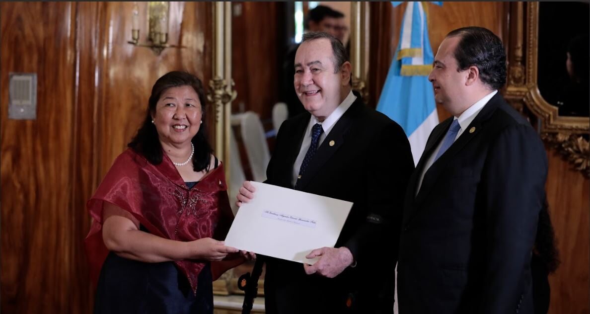 Cinco embajadores presentan cartas credenciales ante el presidente Alejandro Giammattei