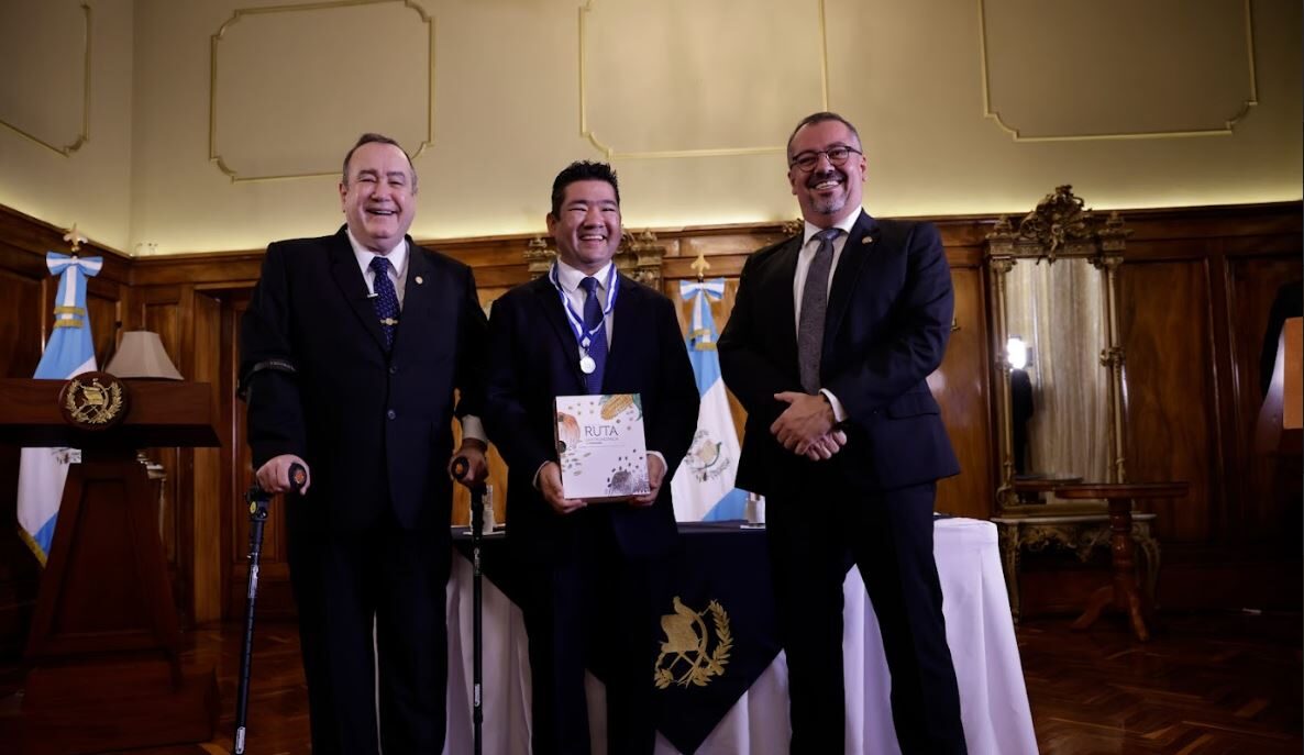 Entregan Medalla de la Paz a reconocido chef guatemalteco. / Foto: Dickéns Zamora.