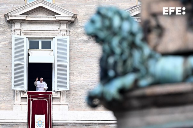 El papa vuelve a asomarse a la ventana del Vaticano tras su bronquitis y pide la paz