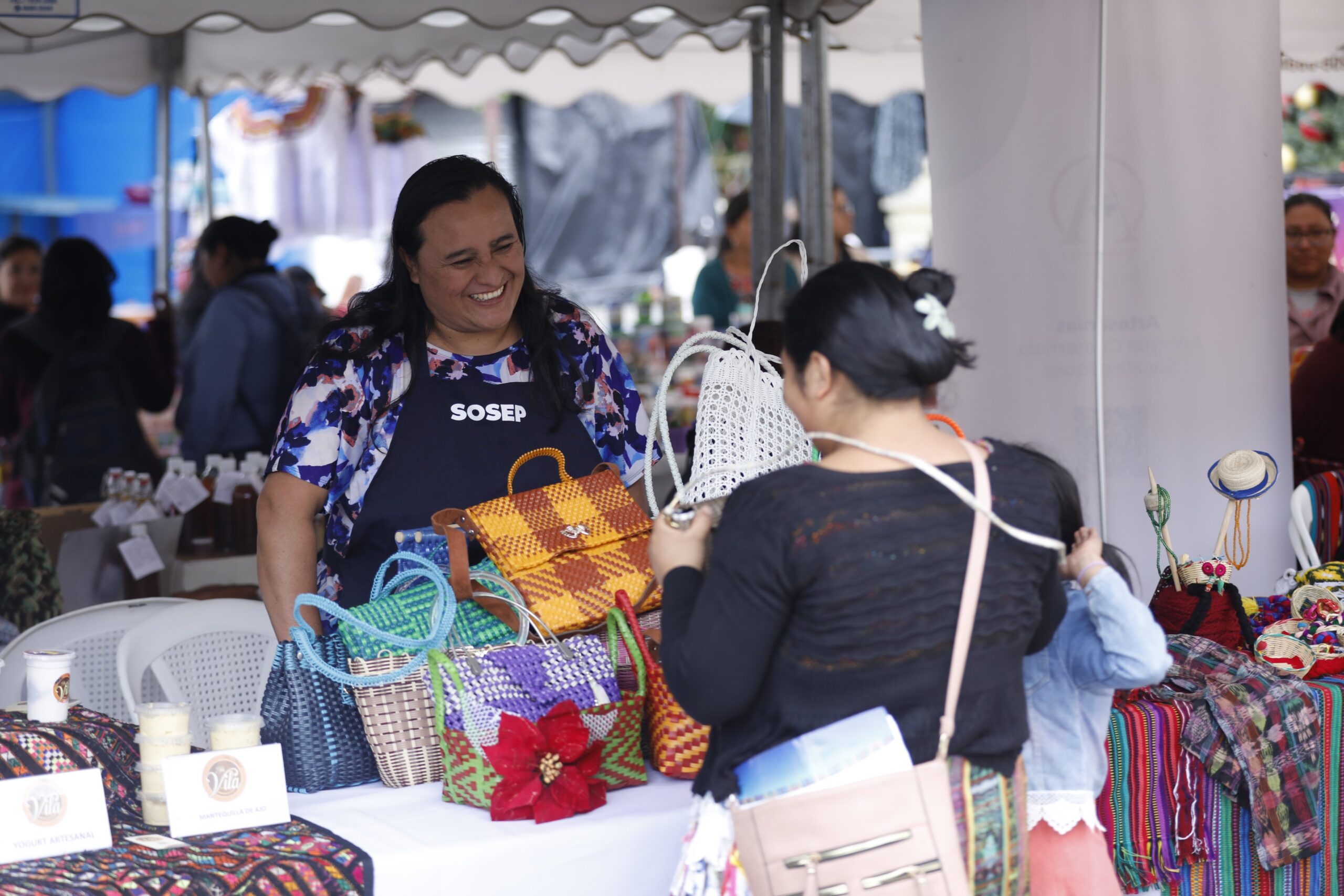 Emprendedoras ofrecen sus productos a la población.
