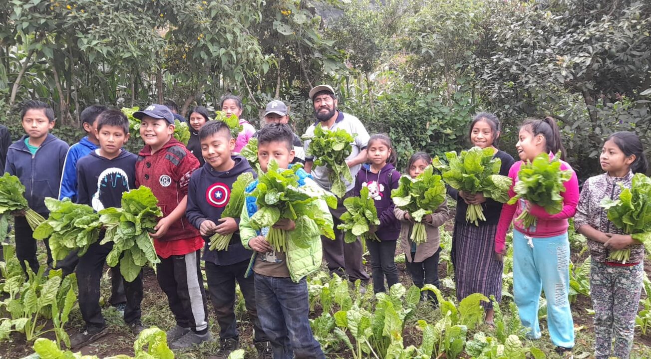 Recogen cosecha del primer huerto escolar en Chiloxis, Santiago Sacatepéquez