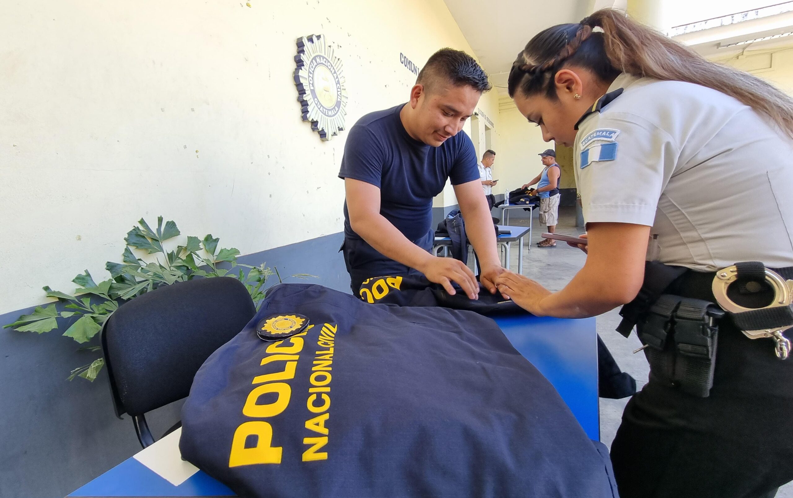 Fortalecen estrategia Dignificación Policial con entrega de uniformes a más agentes