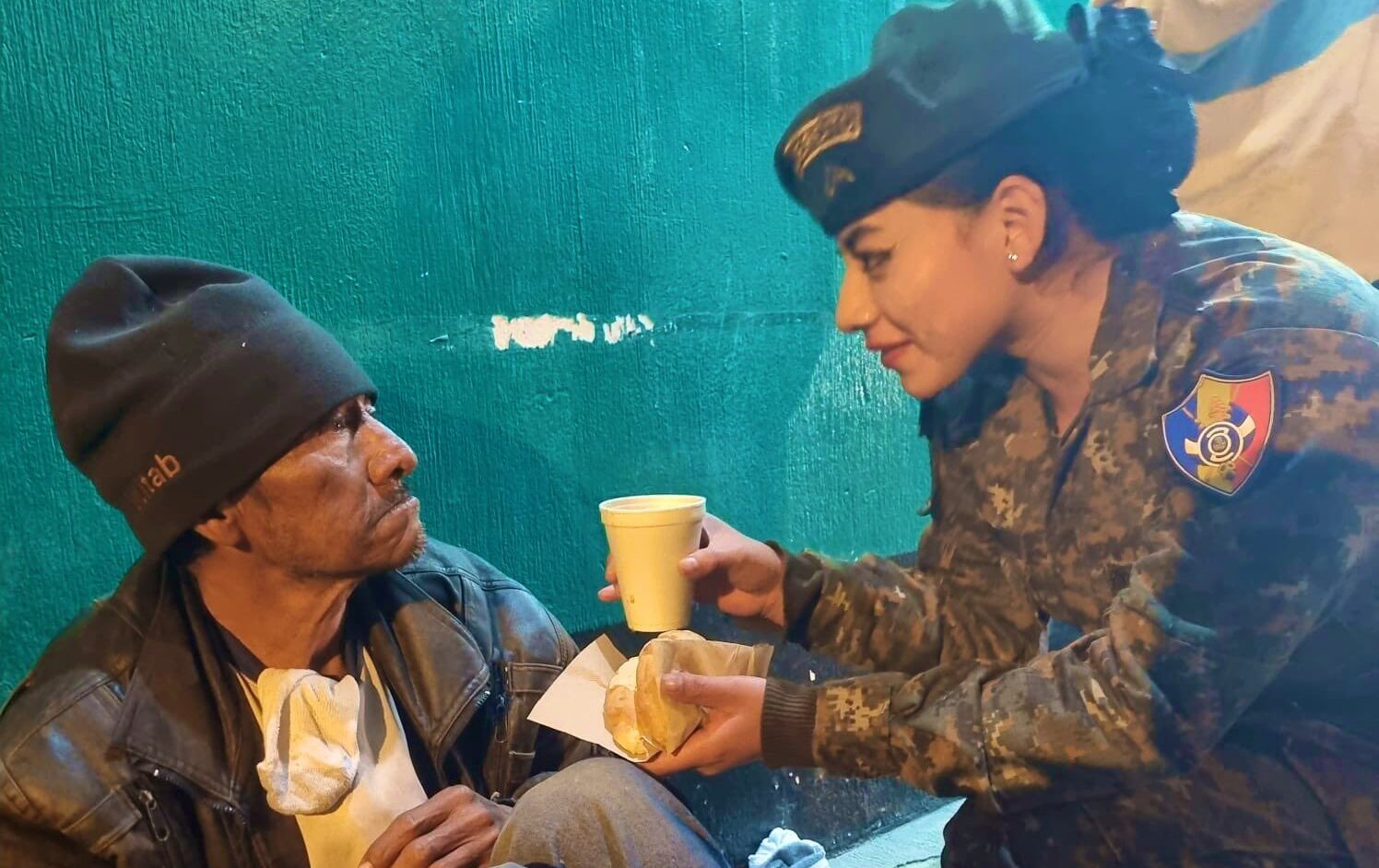 Ejército entrega ayuda humanitaria a personas por la época de frío