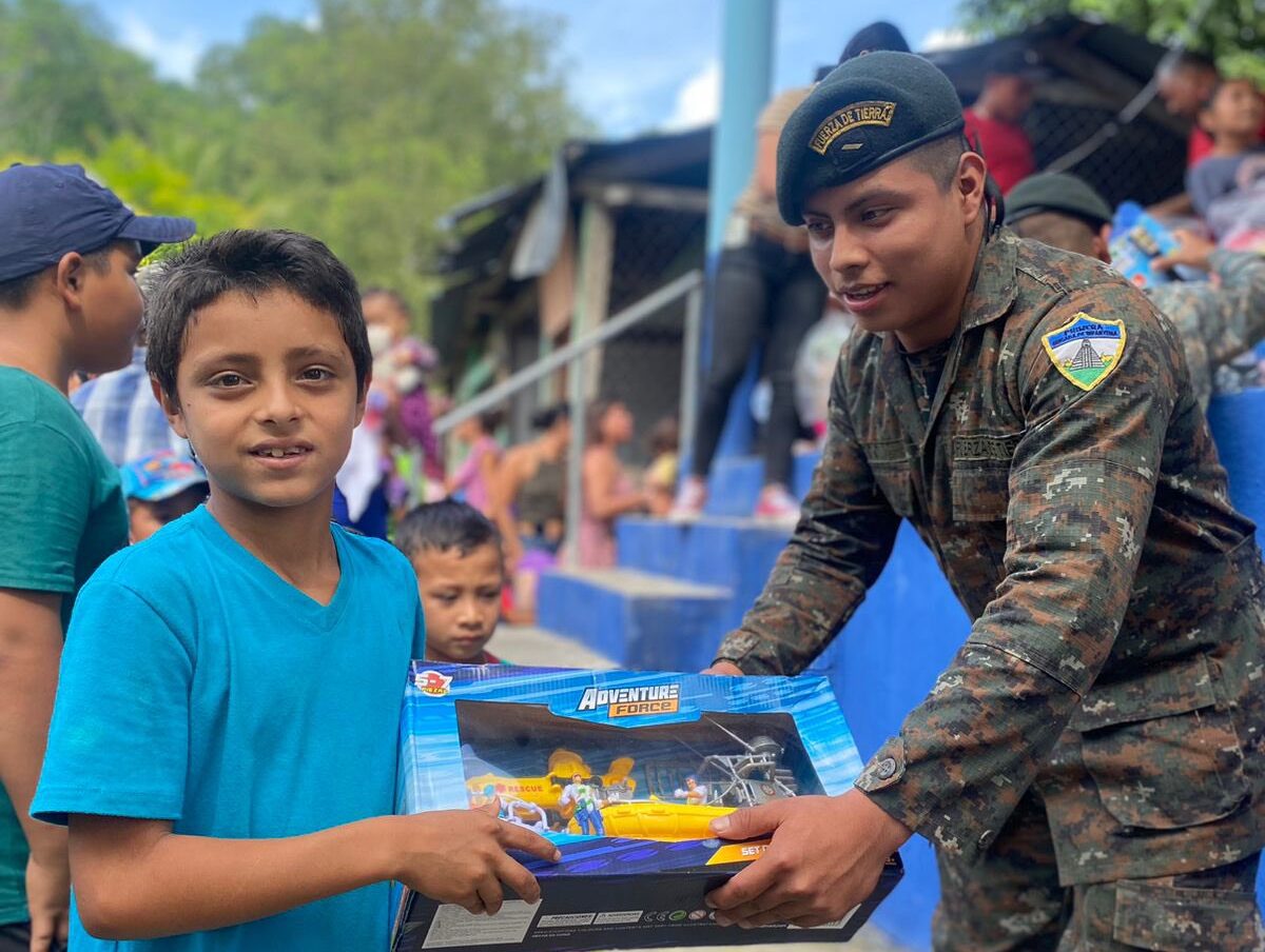Ejército entrega juguetes a niños de escasos recursos en Petén