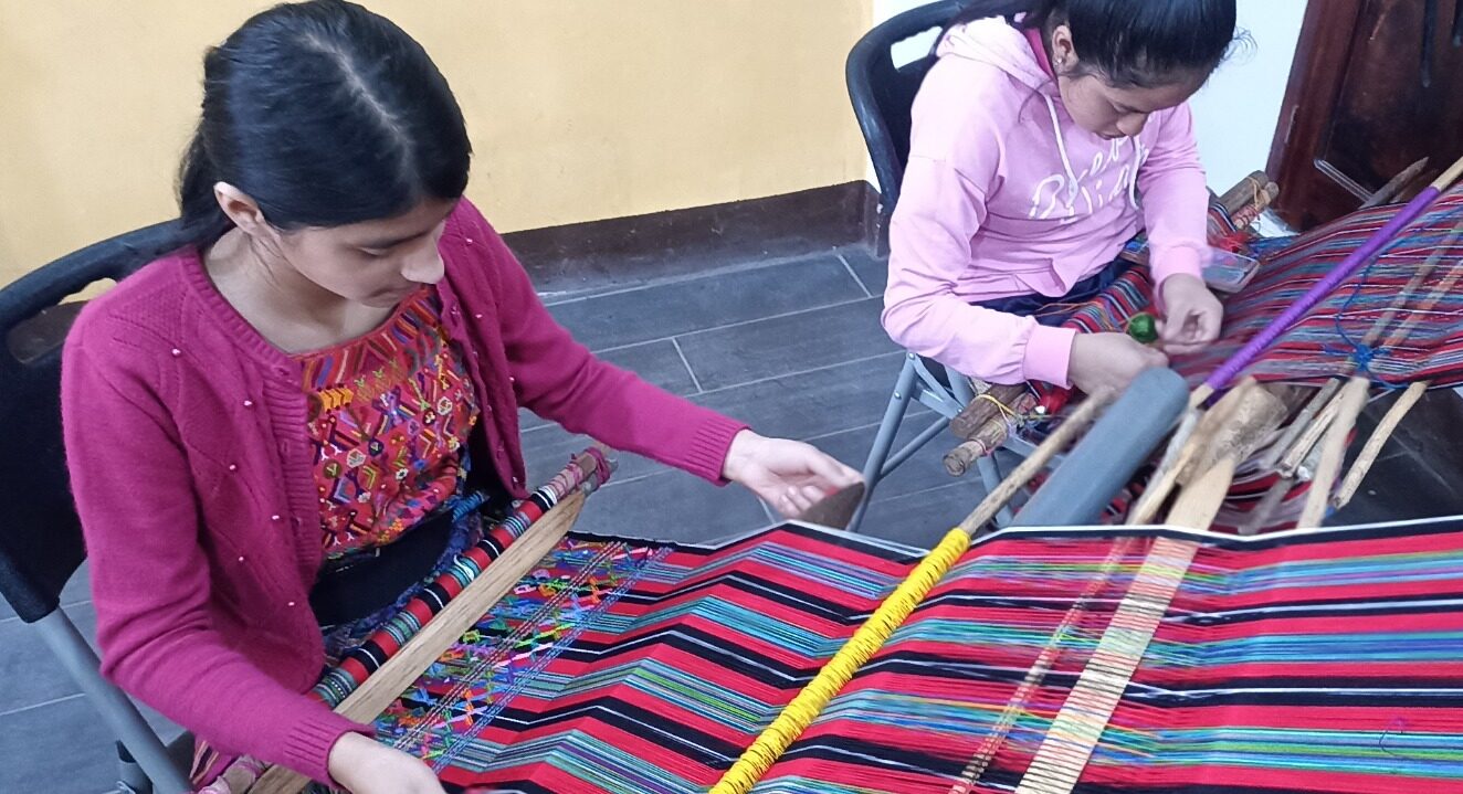 Taller de tejidos tradicionales impulsa el arte local