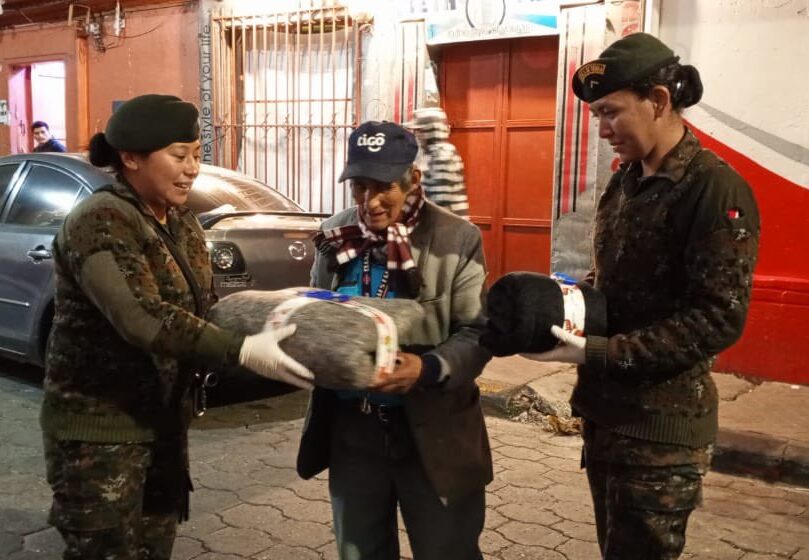 Ejército de Guatemala ayuda a personas en situación de calle en San Marcos