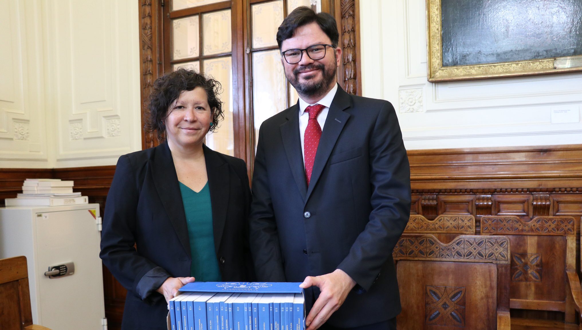 Guatemala donó Colección Bicentenario de libros a la Biblioteca Nacional de Chile