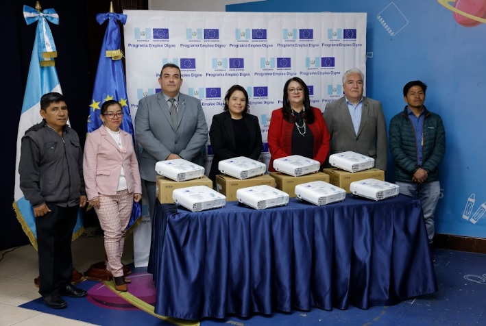Donativo de equipo audiovisual impulsa educación y empleo en el país
