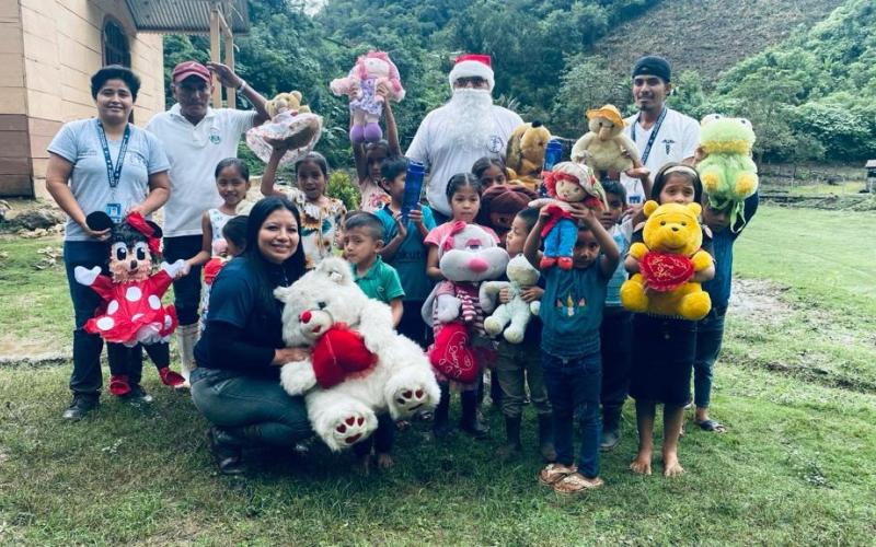 Salubristas obsequian sonrisas y regalos a niños en aldea de Petén