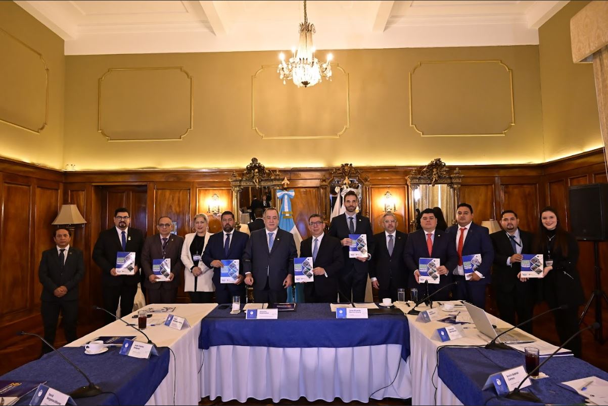 Presidente recibe Estrategia Nacional de Protección Marítima de Guatemala