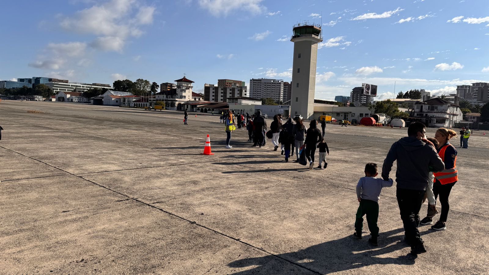Retornan 135 guatemaltecos desde Estados Unidos