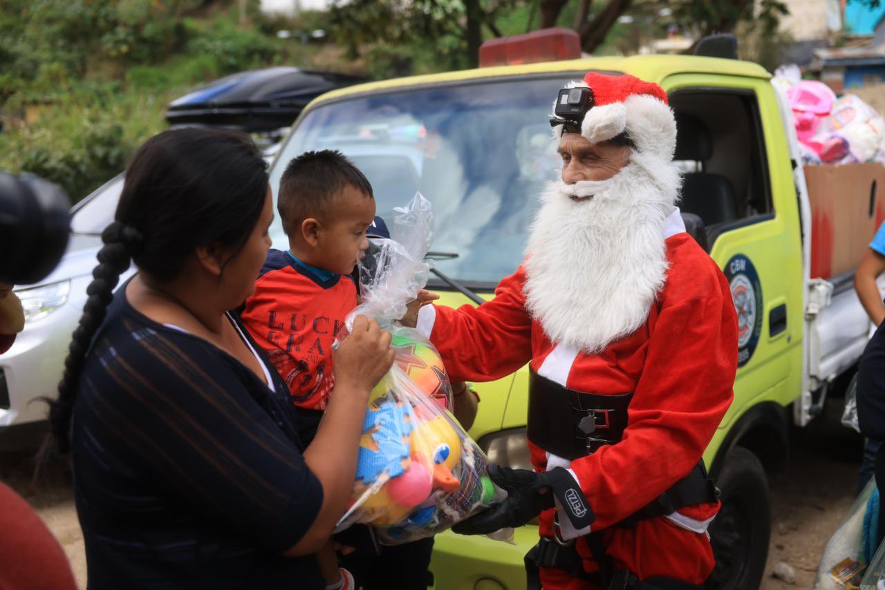 Santa visita por vigésimo sexto año a niños de la zona 6