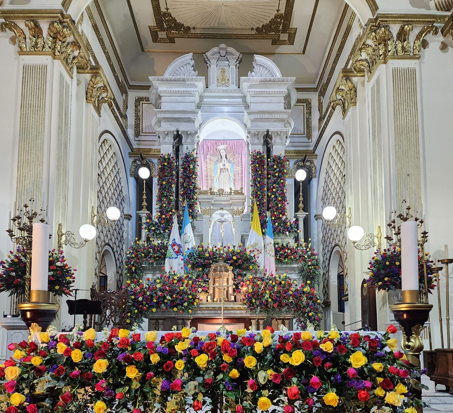 Feligreses celebran a la Virgen de Guadalupe en Guatemala