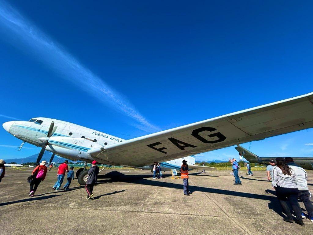 FAG celebra con show aéreo sus 102 años de haber sido fundada