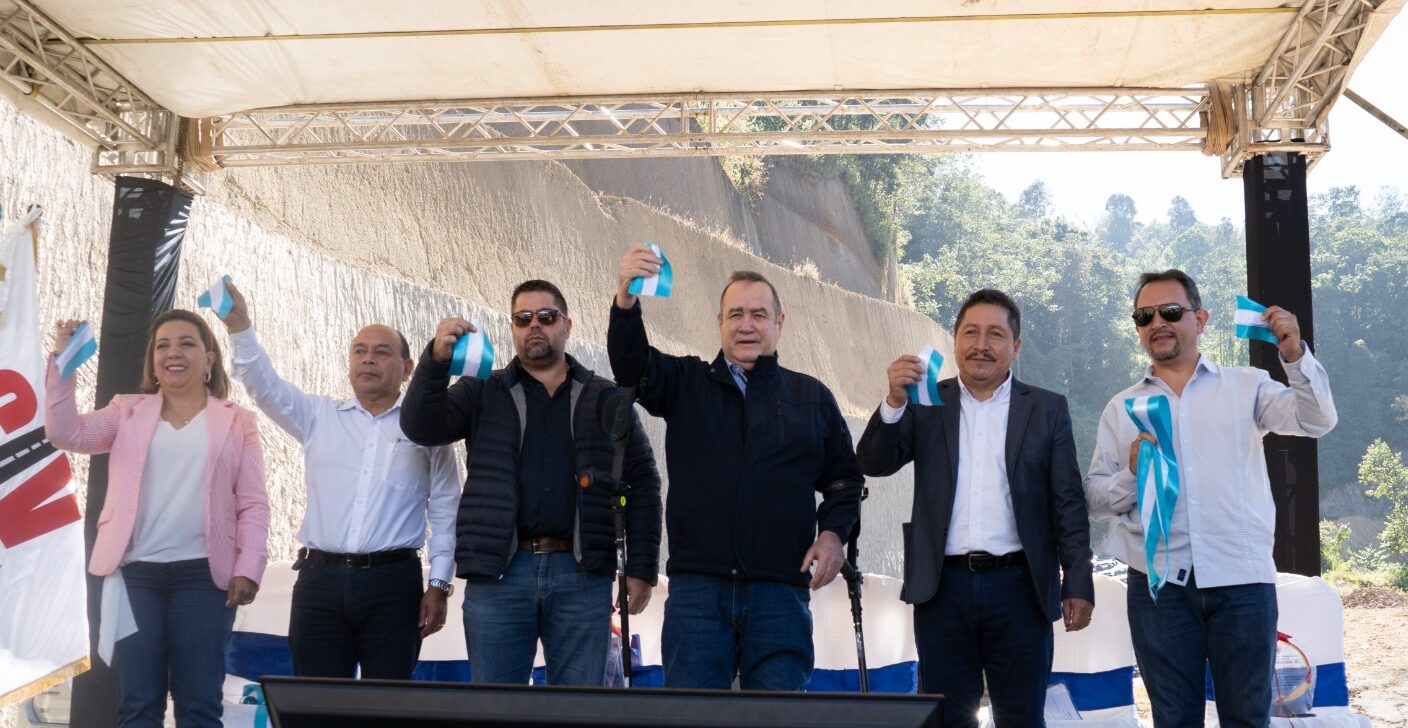 Presidente Giammattei entrega tramo carretero en San Marcos